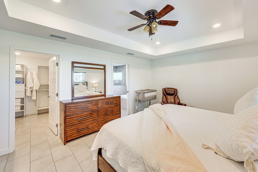 Poolside Oasis & Outdoor Kitchen: Cape Coral Home