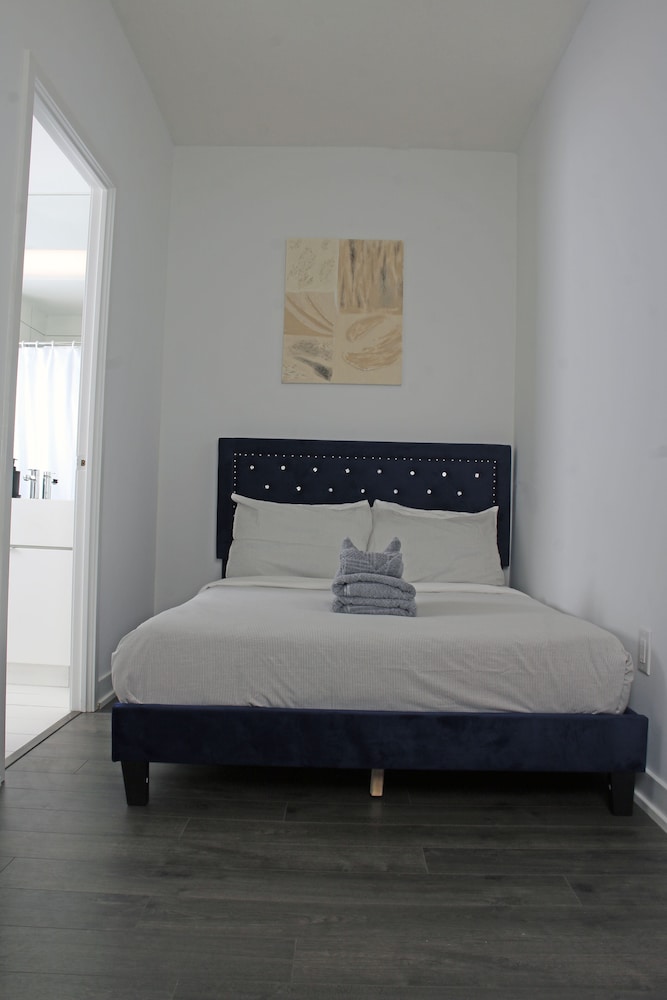 Rhenie-Downtown Toronto Suites - Image 2