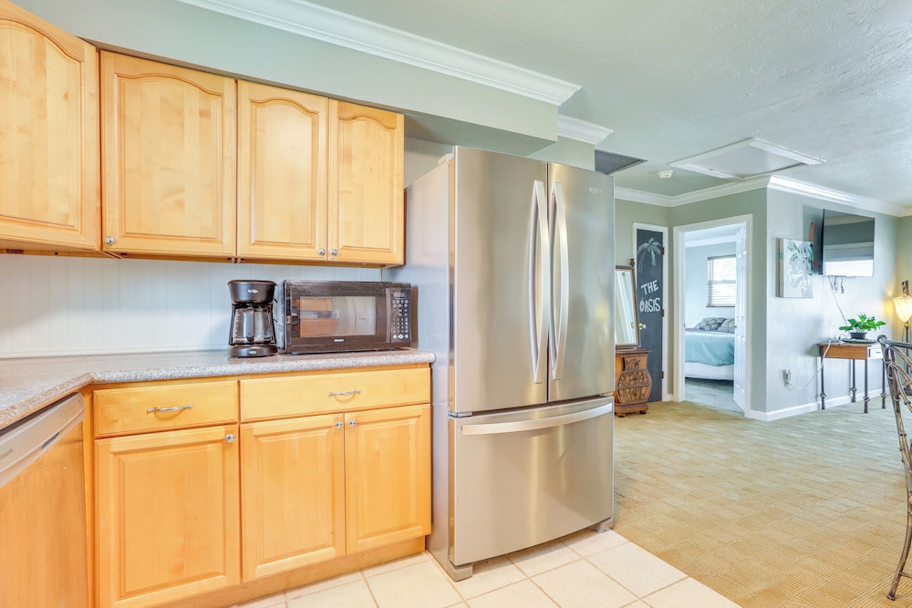 Dog-friendly Getaway: Steps to Fort Myers Beach!