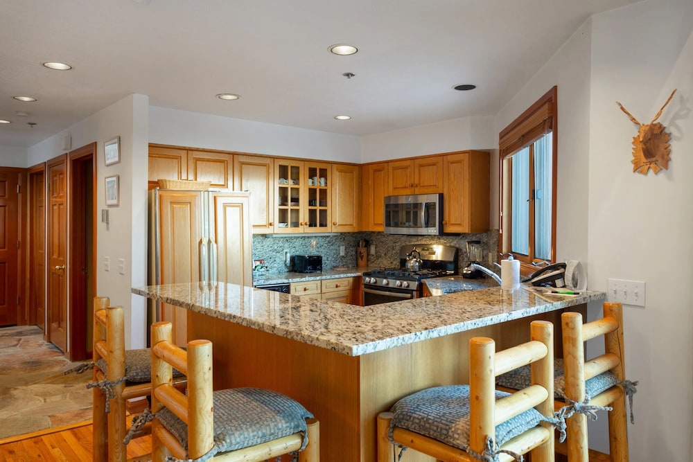 Ridge at Deer Valley Resort - Three Bedroom Condo with Hot Tub #16 3 Condo