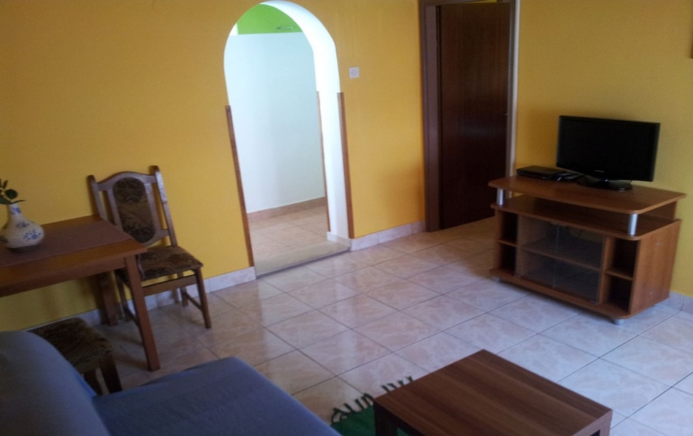 Anthony - 50m From the Beach & Parking - A3 view 5