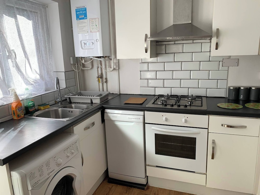 Stylish Home Near Shopping - Book Summer Stays Now