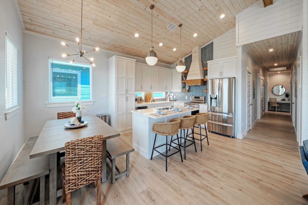 Deja Blue Coastal Retreat w/ Pool, Firepit, BBQ & Outdoor TV Lounge
