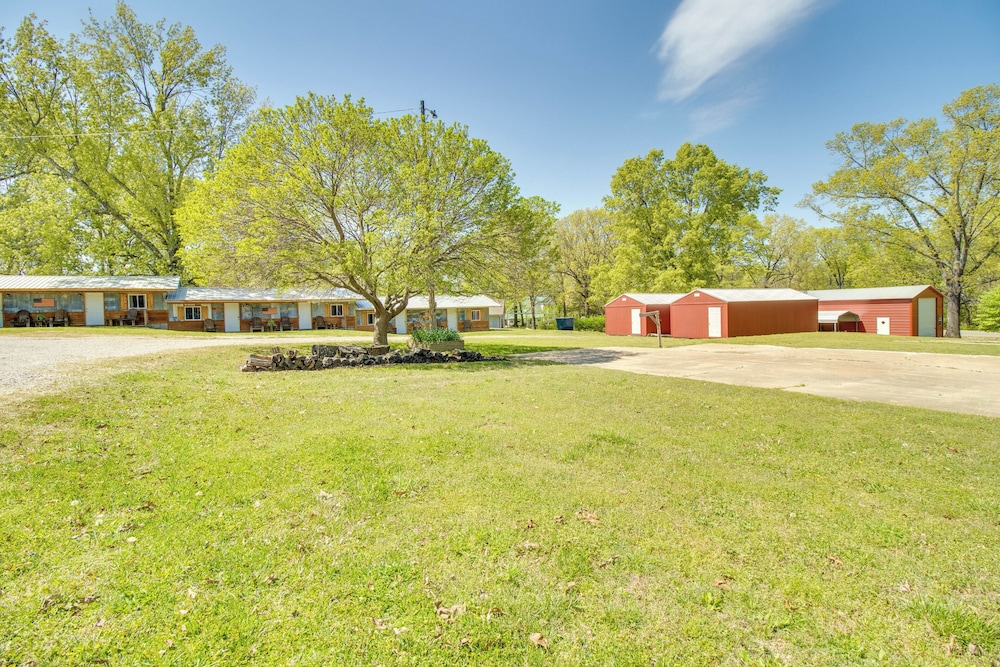 Half-mi to Bull Shoals Lake Access: Angler's Cabin