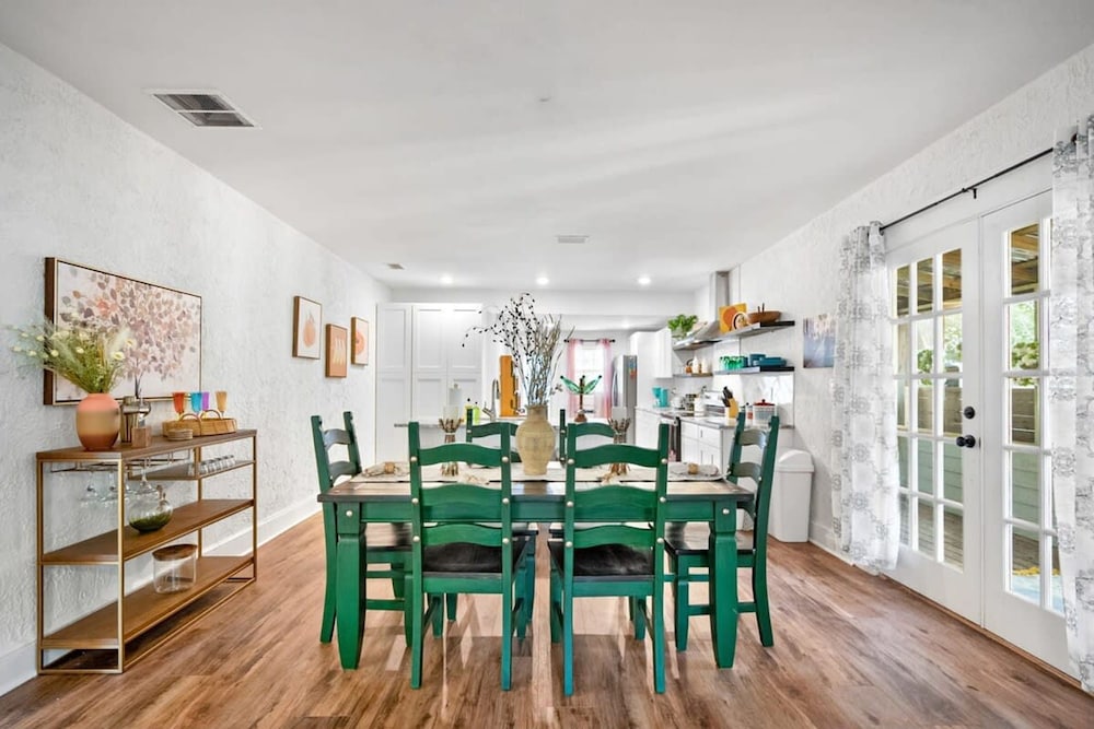 Newly Renovated Whimsical Cottage 2 Beds Hot Tub
