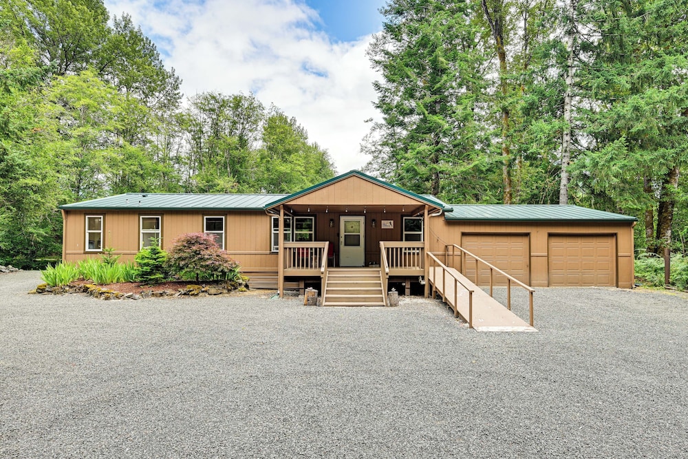 Gateway to Mt Rainier: Riverfront Haven w/ Hot Tub