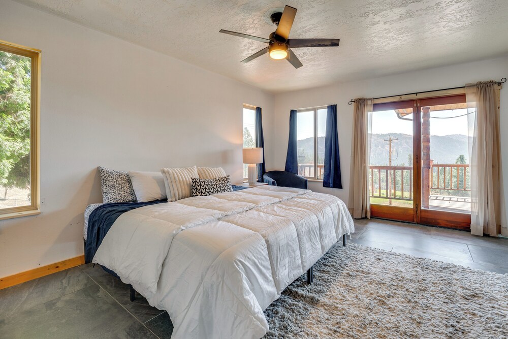 Mtn-view Getaway w/ Spacious Deck in Republic!