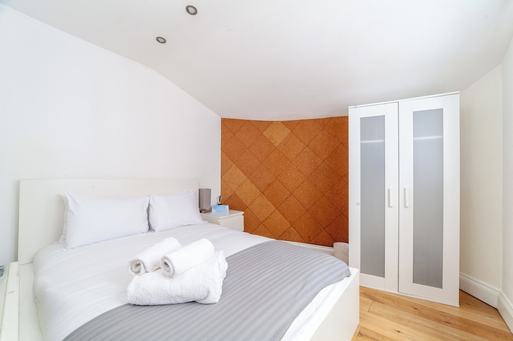 Spacious Retreat 2bed in Camden Town view 4