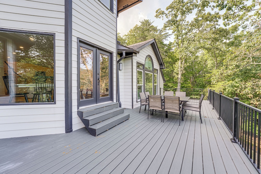 Hot Tub, Decks & 2 Kitchens: Mtn-view Jasper Gem!