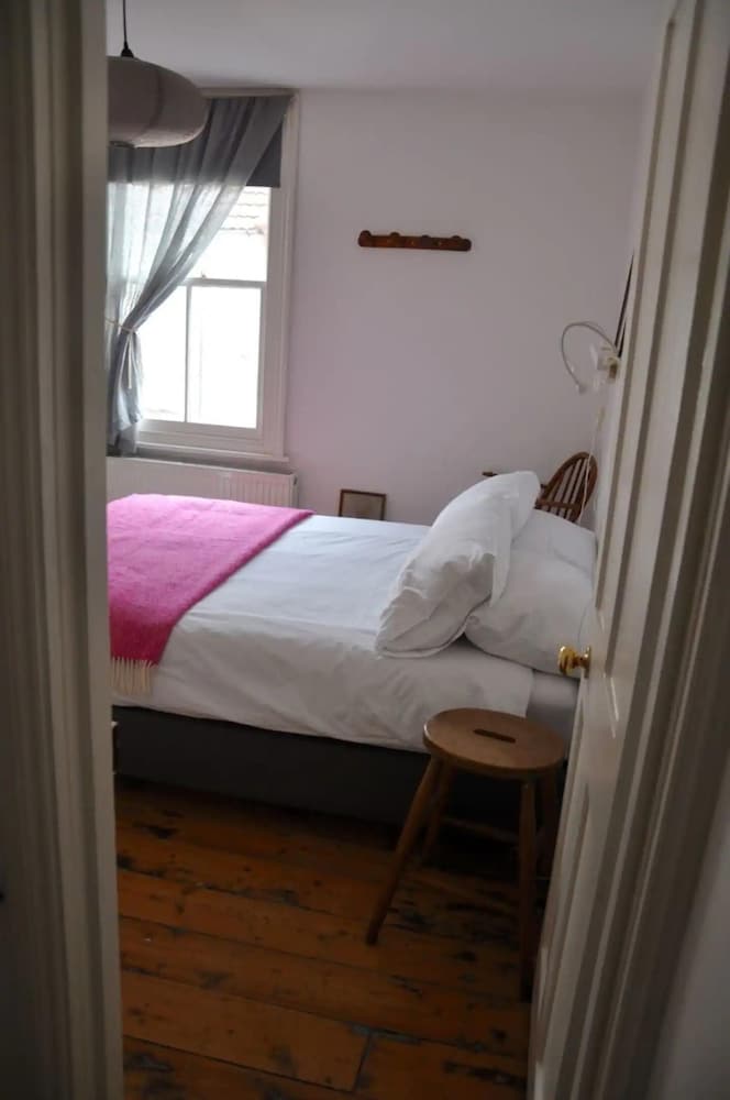 Lovely Fisherman's Cottage Near Beach and Harbour view 2