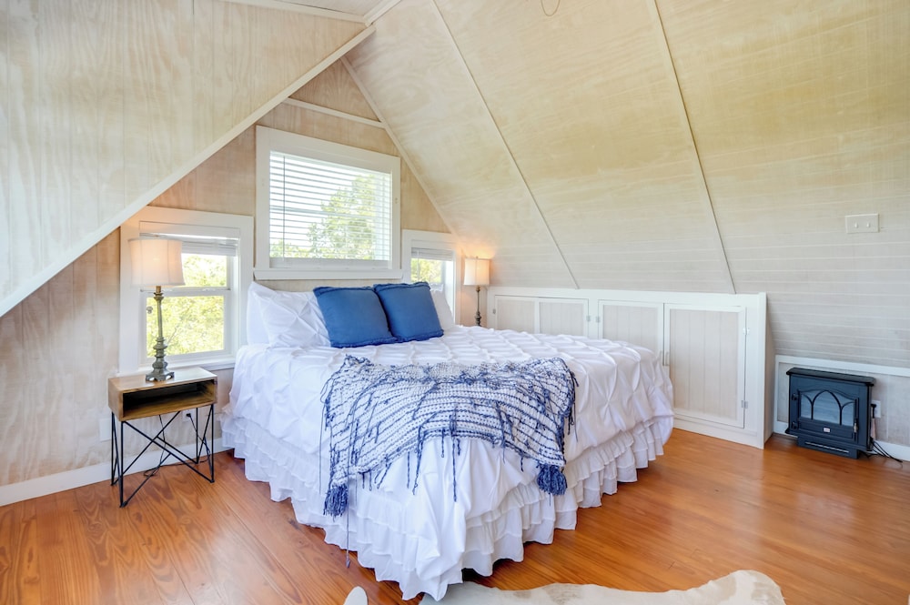Dog-friendly Cabin w/ Fire Pit in Johnson City!