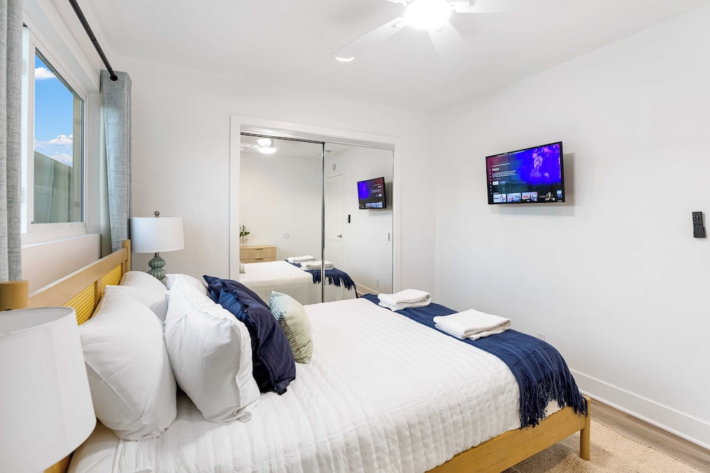 Steps From the Sand/boardwalk Outdoor Dining, Parking, and Patio in Newport