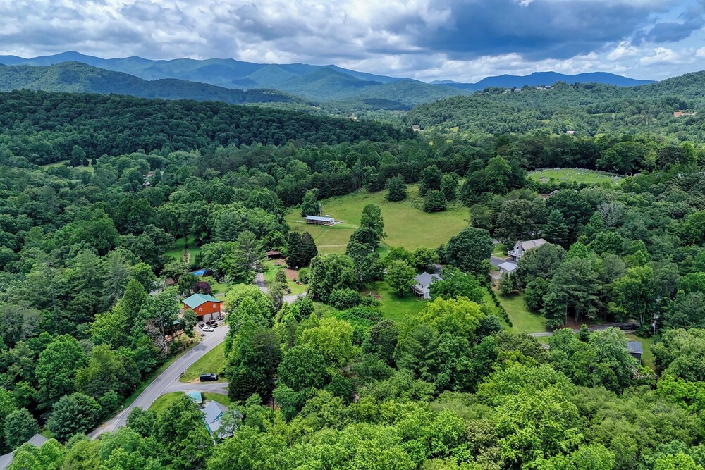 5 Mi to Dtwn Hiawassee: Creek-front Home w/ Deck