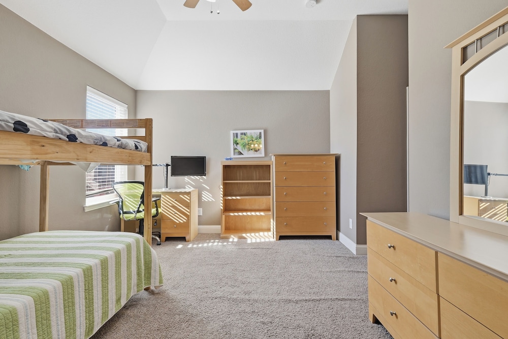 Spacious Cozy 4B Home in Frisco