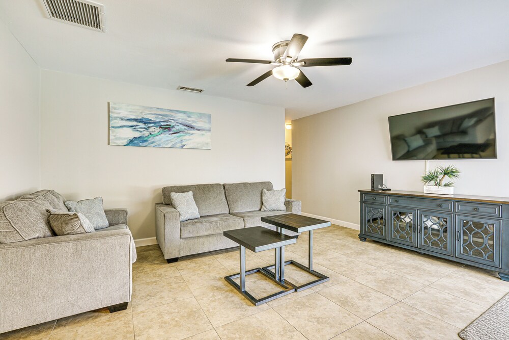 4 Mi to Lakes Park: Family Home in Fort Myers!
