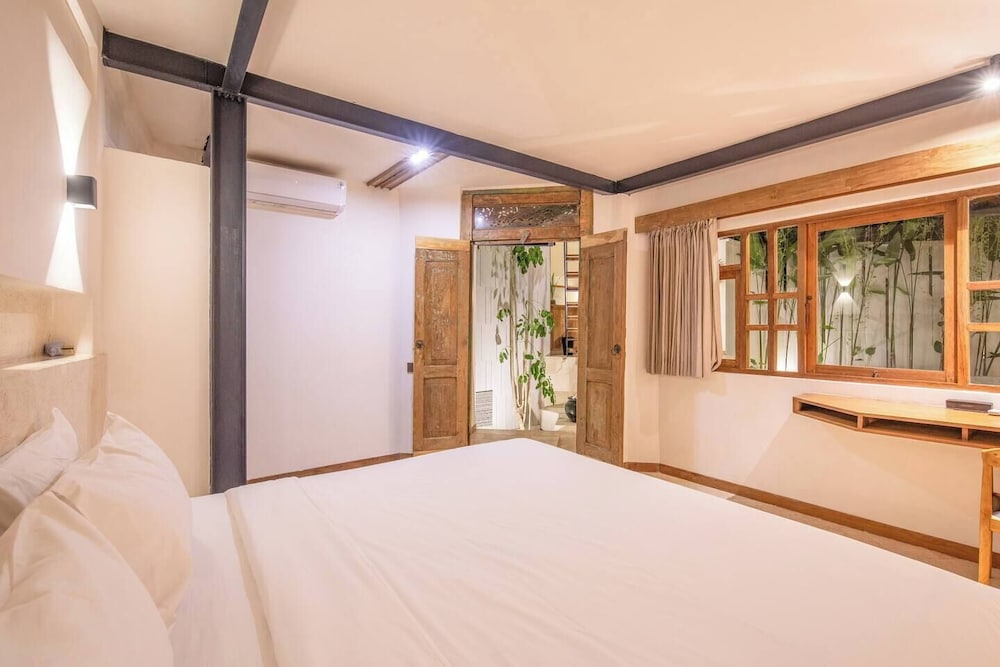 Modern 2-br Art Deco Villa, 800m From the Beach
