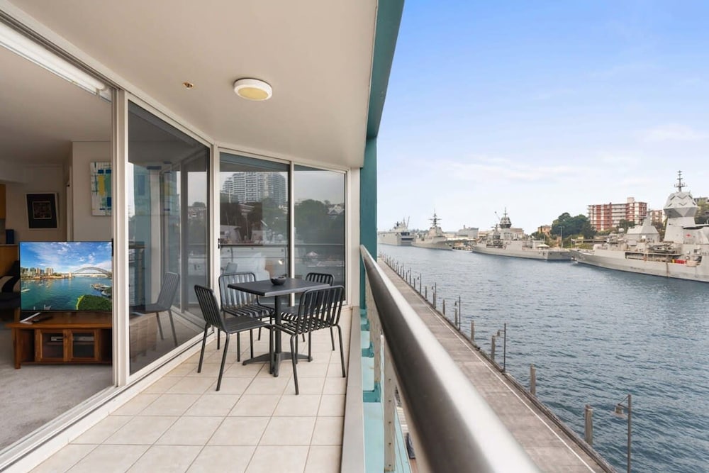 Apartment in Iconic Fingerwharf
