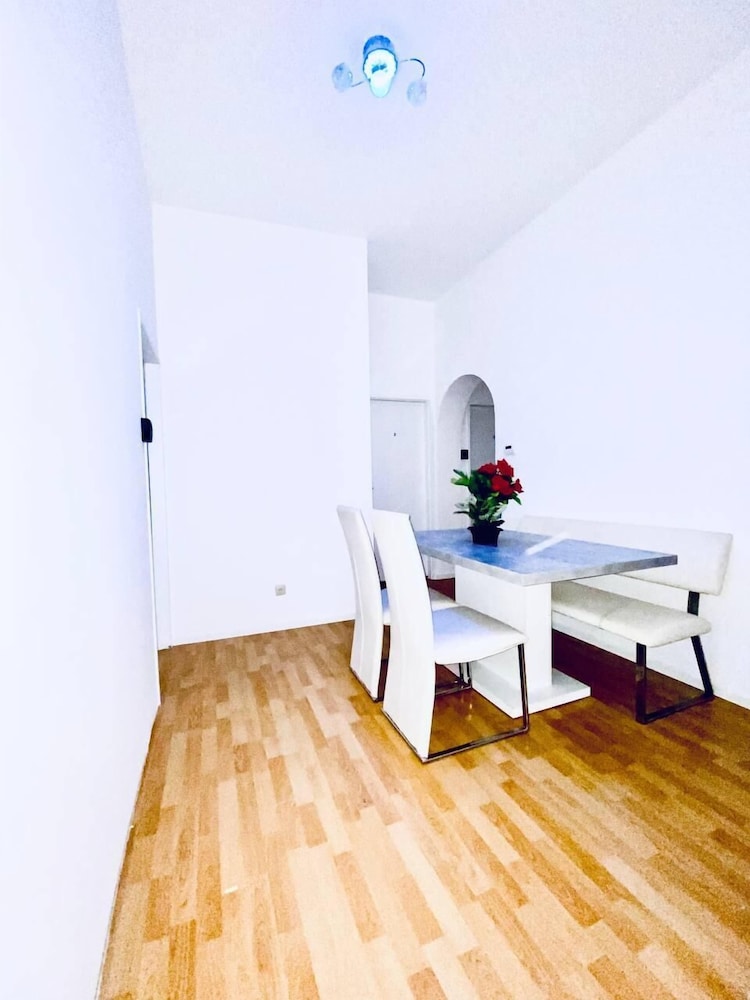 Spacious 4BR Apt Perfect for Groups