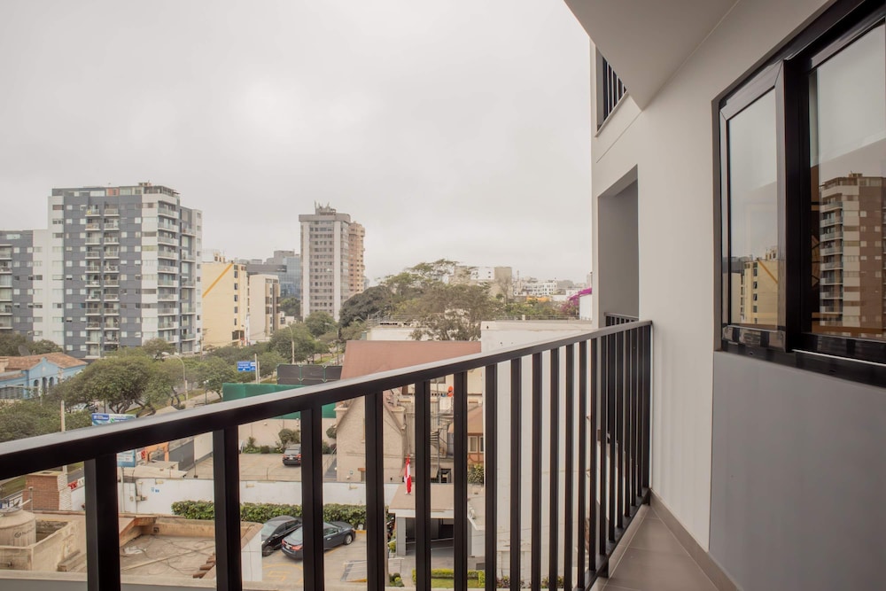 w Majestic 2BR w Balcony in Miraflores