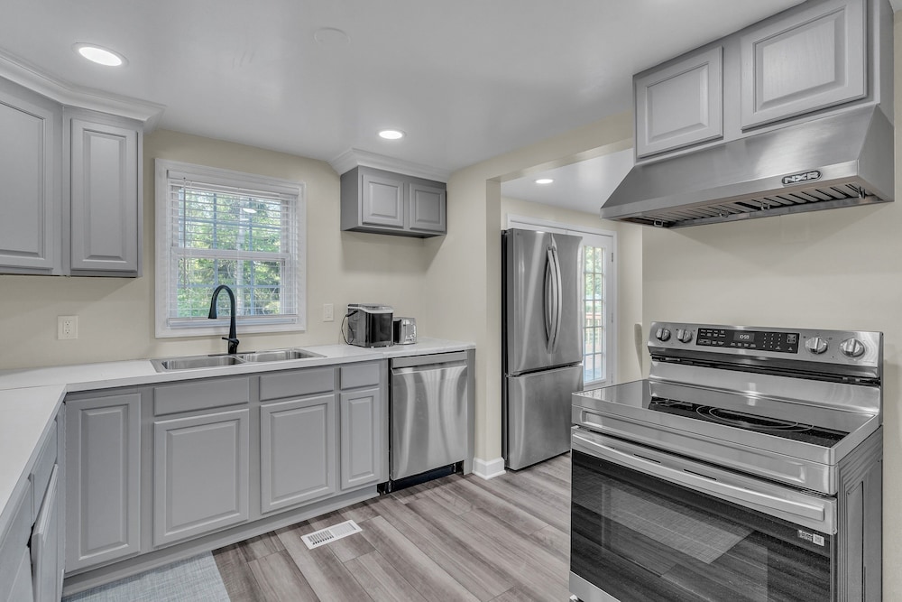 Peaceful Pet Friendly Chesapeake Escape 4 Bedroom Home