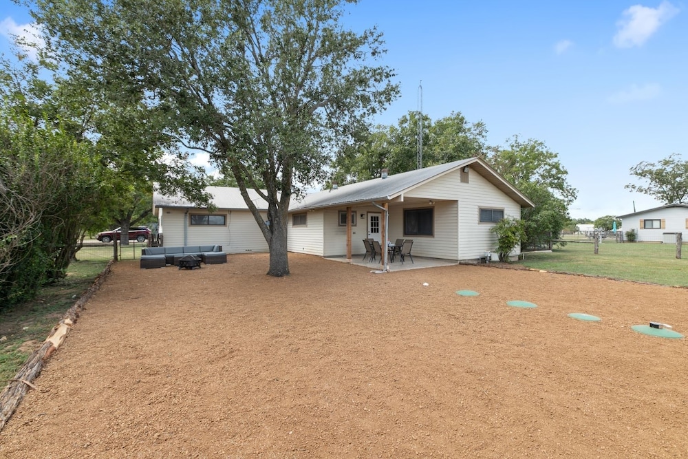 Altes Eckert Stolz 3 Bedroom Home by RedAwning view 5