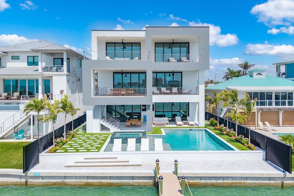 793 Shoreline Estate: 6bd/6br, Luxurious Pool Home On The Water! 6 Bedroom Home
