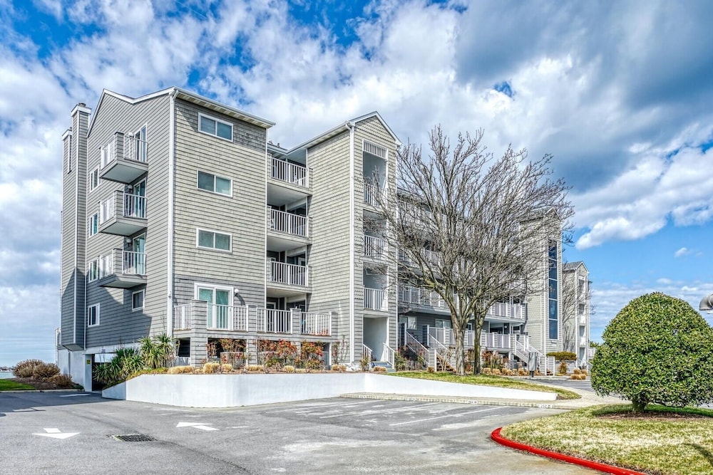 Harbour Island 402m 2 Bedroom Condo