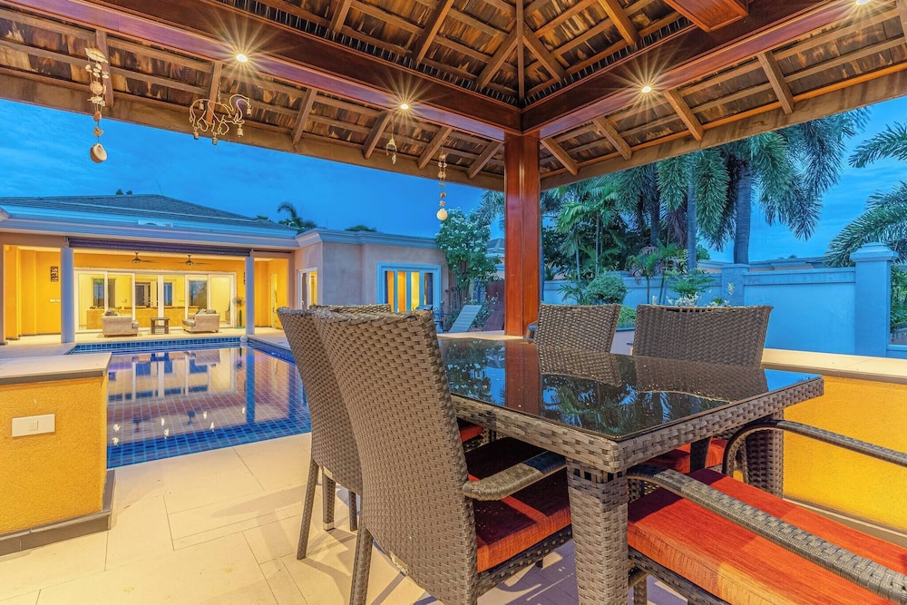 Tropical Luxury 4BR Pool Villa w Game Area