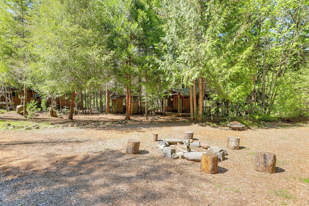 Nature-packed Mckenzie River Retreat w/ Trails!