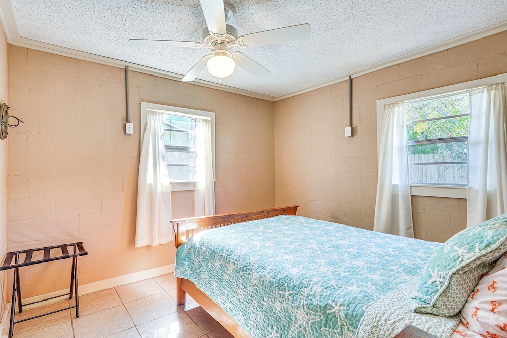 Walk to Beach: Cozy Port St Joe Getaway w/ Yard