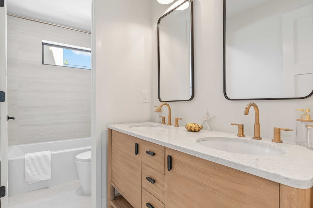 2 Homes in San Clemente by Avantstay Sleeps 26, Steps From Sunset Cliffs, Ocean Beach & Dining
