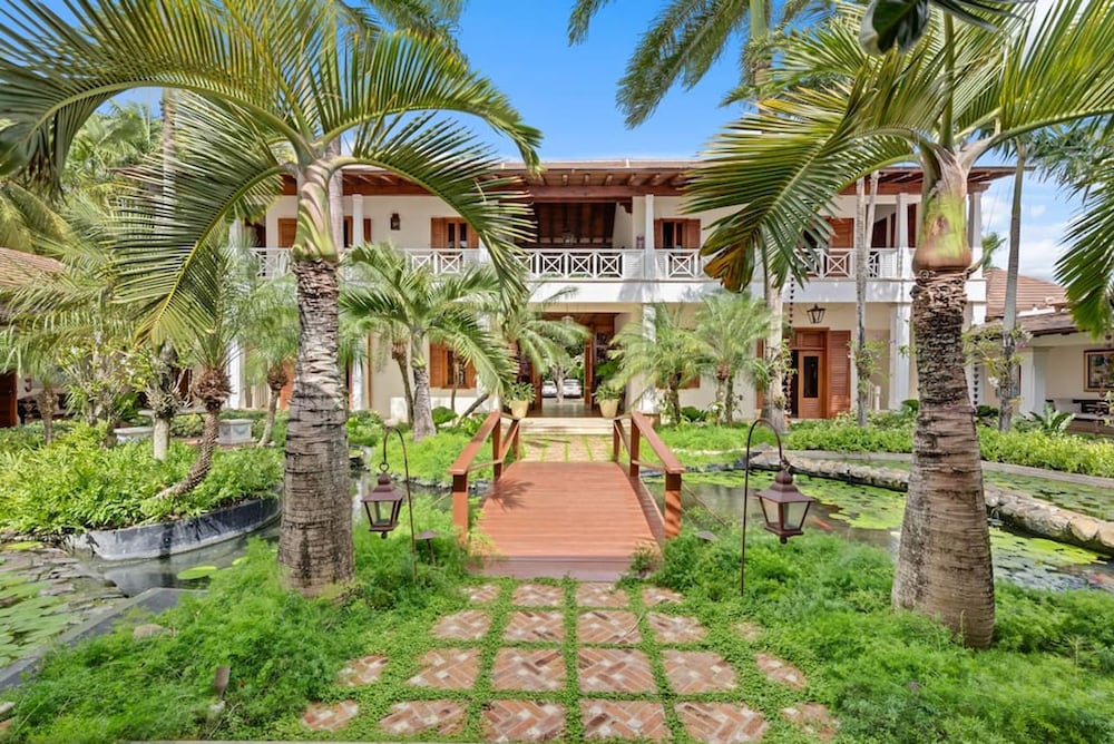 Magnificent Eight Bedroom Holiday Home