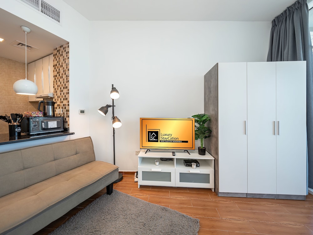 Luxury StayCation - Al Jawhara Tower Studio Apt in the Heart of Dubai