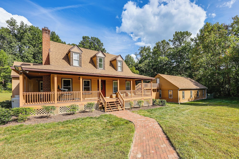 11 Mi to Fort Lee: 30-acre Retreat w/ Scenic Views