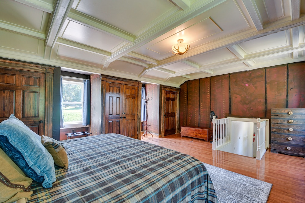 Missouri Castle w/ Private Lake, Pool & 100 Acres! view 2
