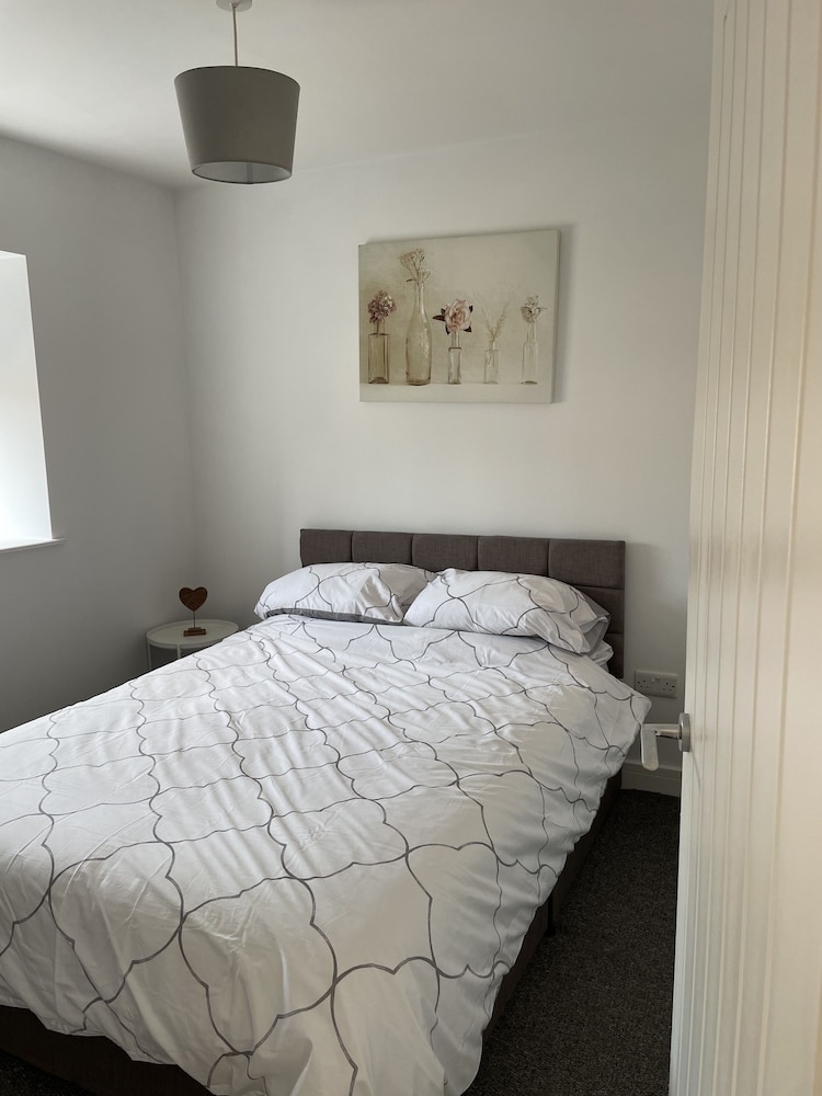 Impeccable 1-bed Apartment in Chesterfield view 5