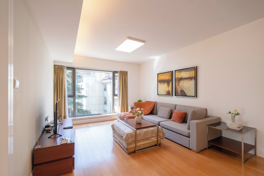 Tyms Cozy 2BR 1BA Apt Near Metro