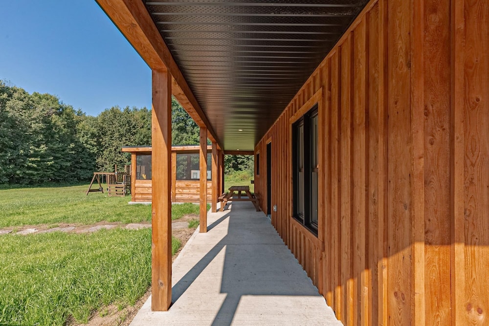 The Corzo - Modern Farmhouse With hot tub