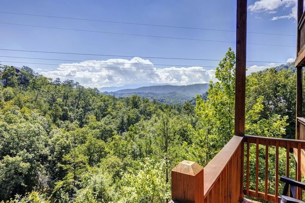 Valley View-tiful - 5 Bedrooms, 5 Baths, Sleeps 18 Home by RedAwning