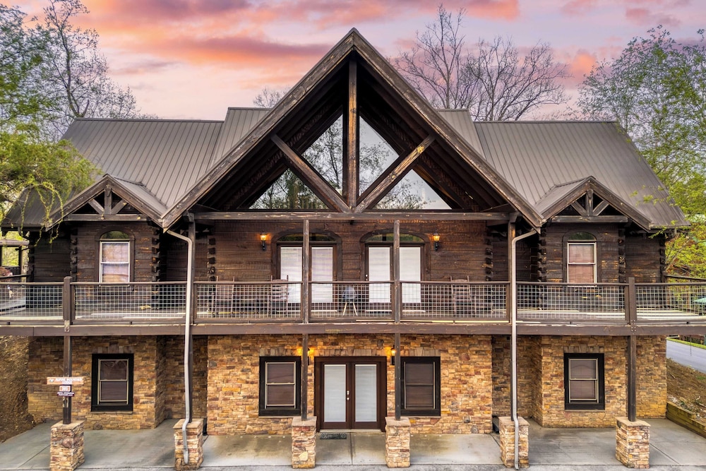 Luxury Cabin Sleeps 19 Game Room, Hot Tub Dollywood Alpine Mountain Lodge