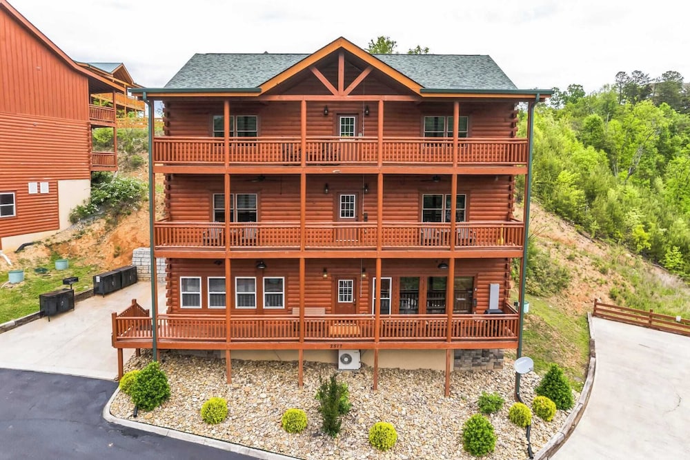 Laurel Point by Avantstay Sleeps 18! Indoor Pool, Hot Tub, Theater, Game Room