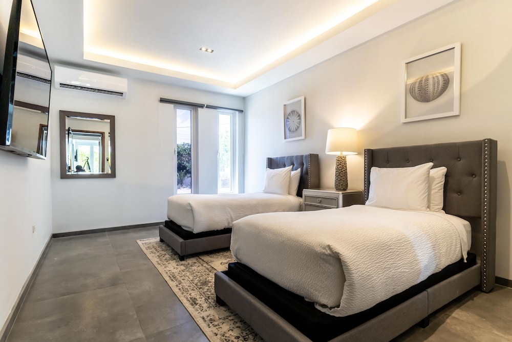 Grand Modern Villa 6-bedroom! Brand New! Heated Jacuzzi! view 3