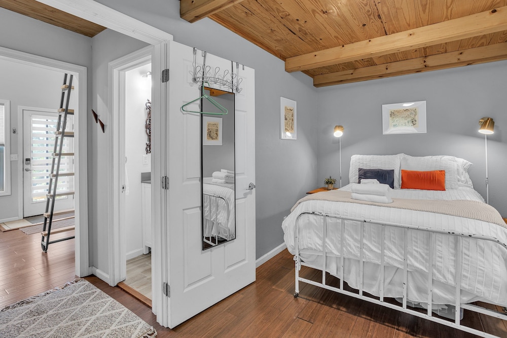 Mountain Koru Near Trails & Town 2 Bedroom Cabin
