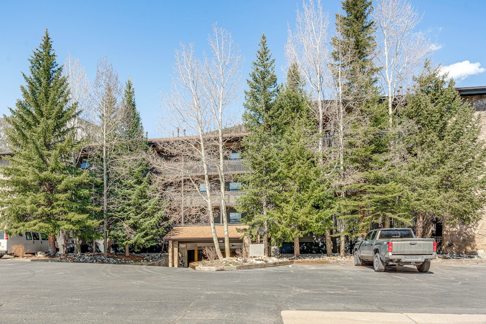 1/2 Mi to Dtwn Frisco: Mtn-view Condo w/ Pool!