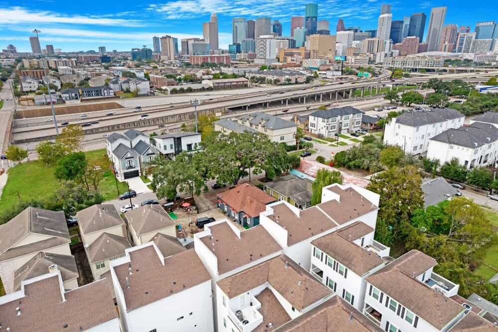 Perfect Houston Group Stay for 12 With 6 Beds 6 Baths