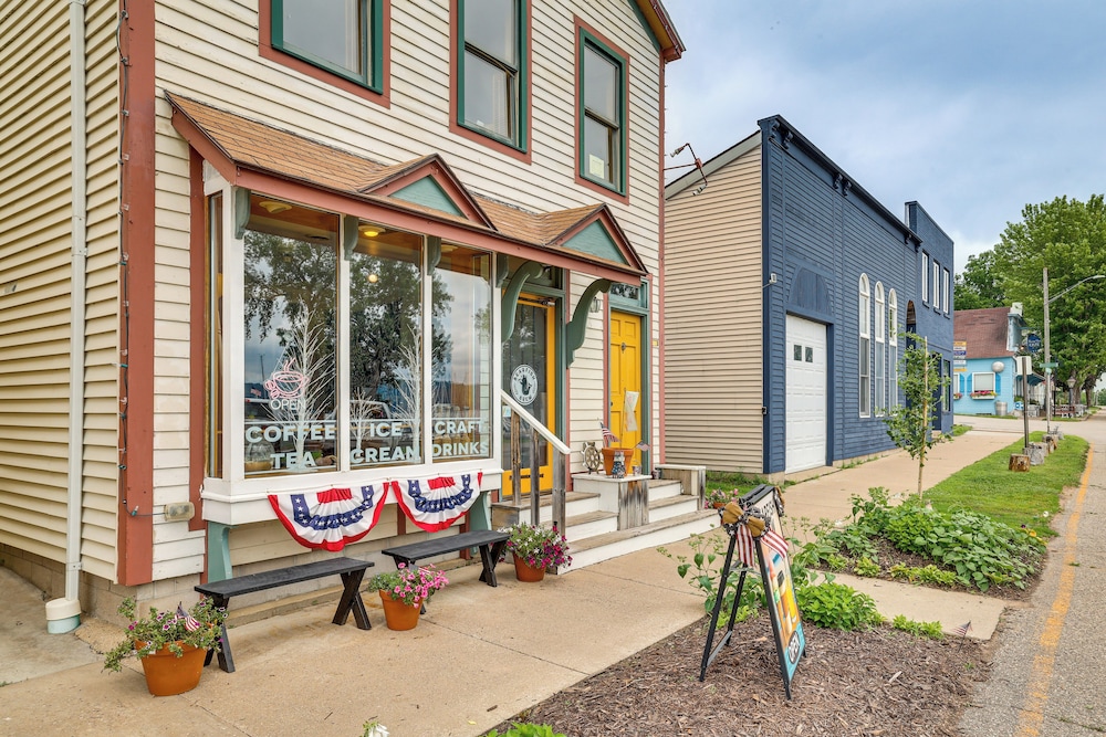 Steps to Marina & Beach: Couples Cottage in Pepin