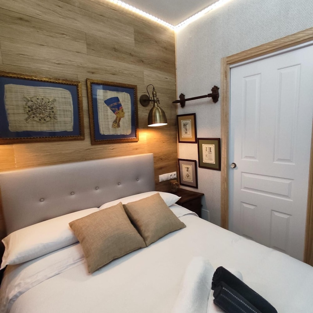 STUDIOS OR PRIVATE ROOMS