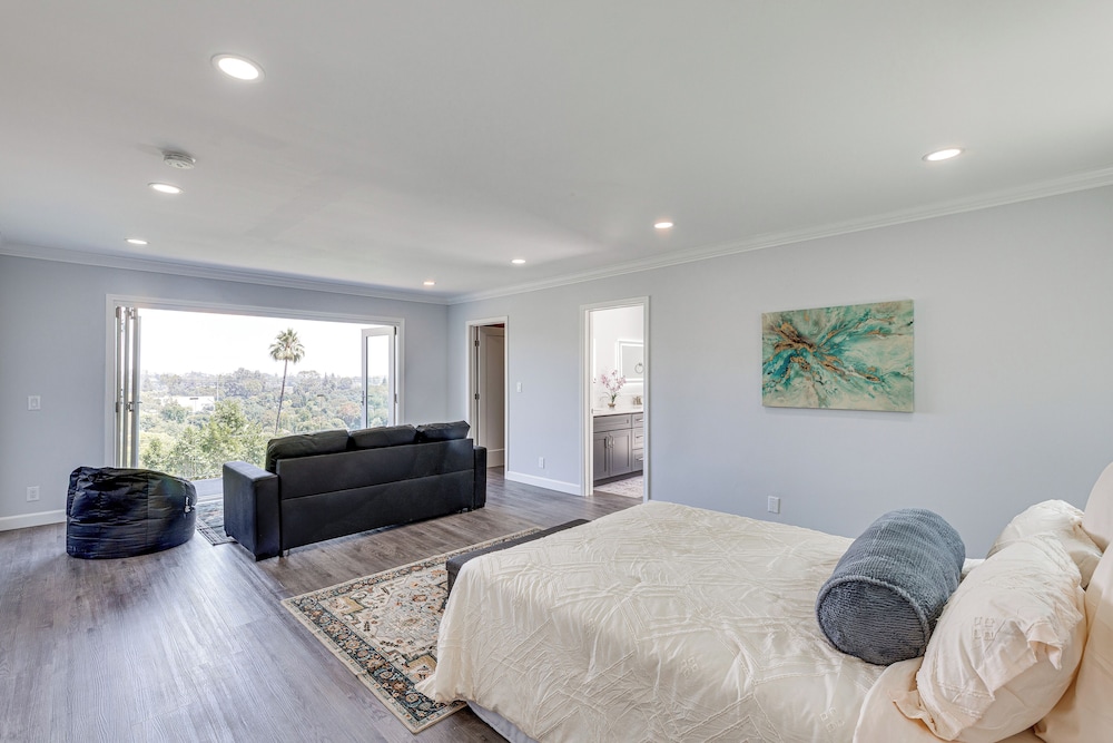2 Mi to Rose Bowl Stadium: Mtn-view Gem w/ Patio