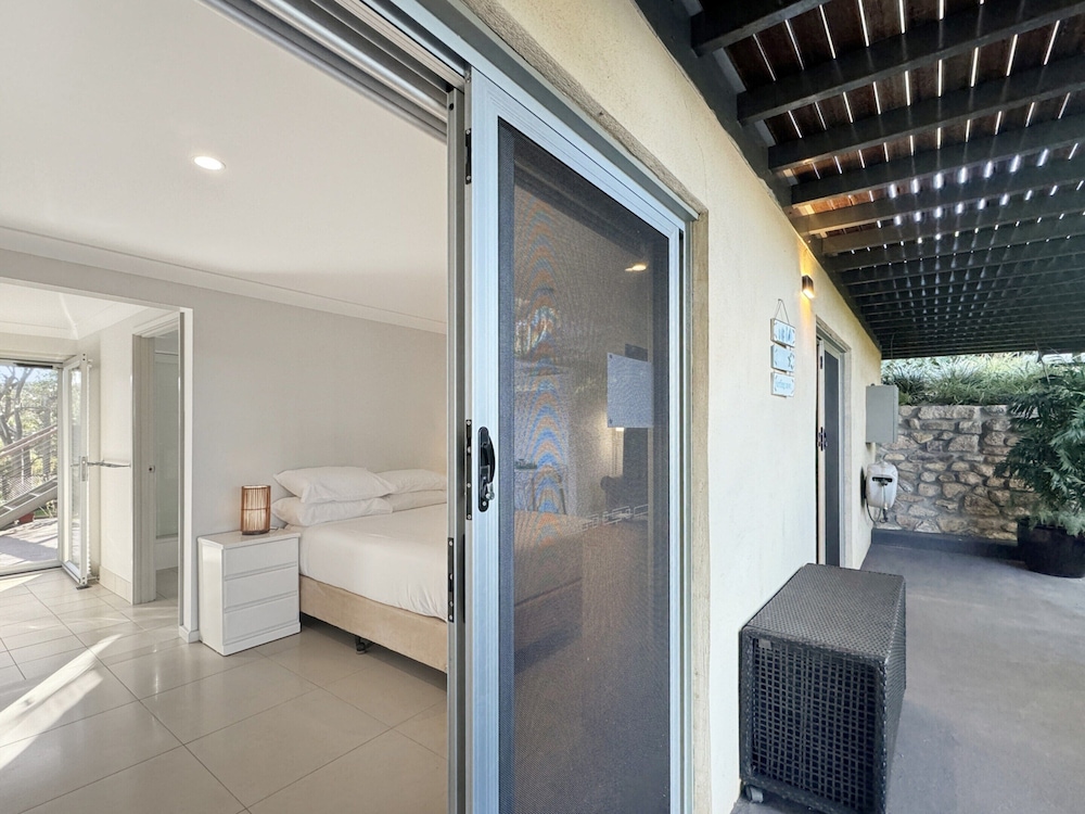 Spacious Beach Studio With Alfresco Dining