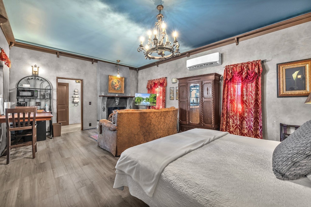 The Vines Retreat, Hot-tubs, Game Room, 10-mins to Downtown!